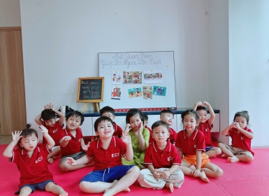 CHƯƠNG TRÌNH HÈ CHO TRẺ 2–3 TUỔI: CÁCH GIÚP CON THÍCH NGHI TRONG MÙA HÈ ĐẦU TIÊN ĐI LỚP