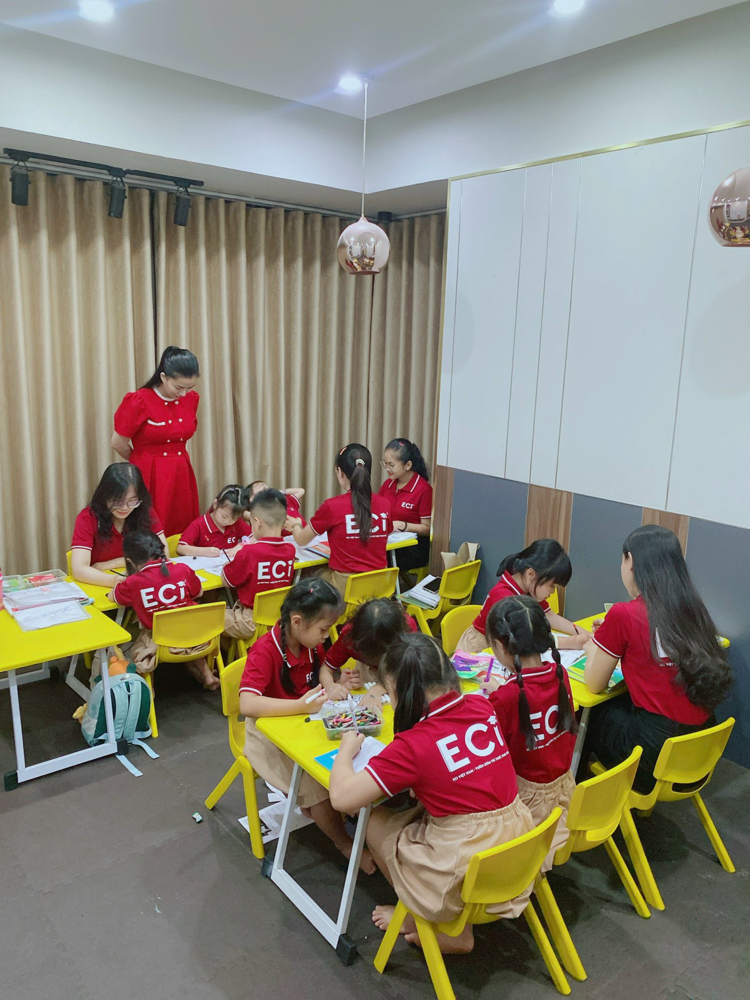 Có thể là hình ảnh về 11 người, trẻ em và văn bản