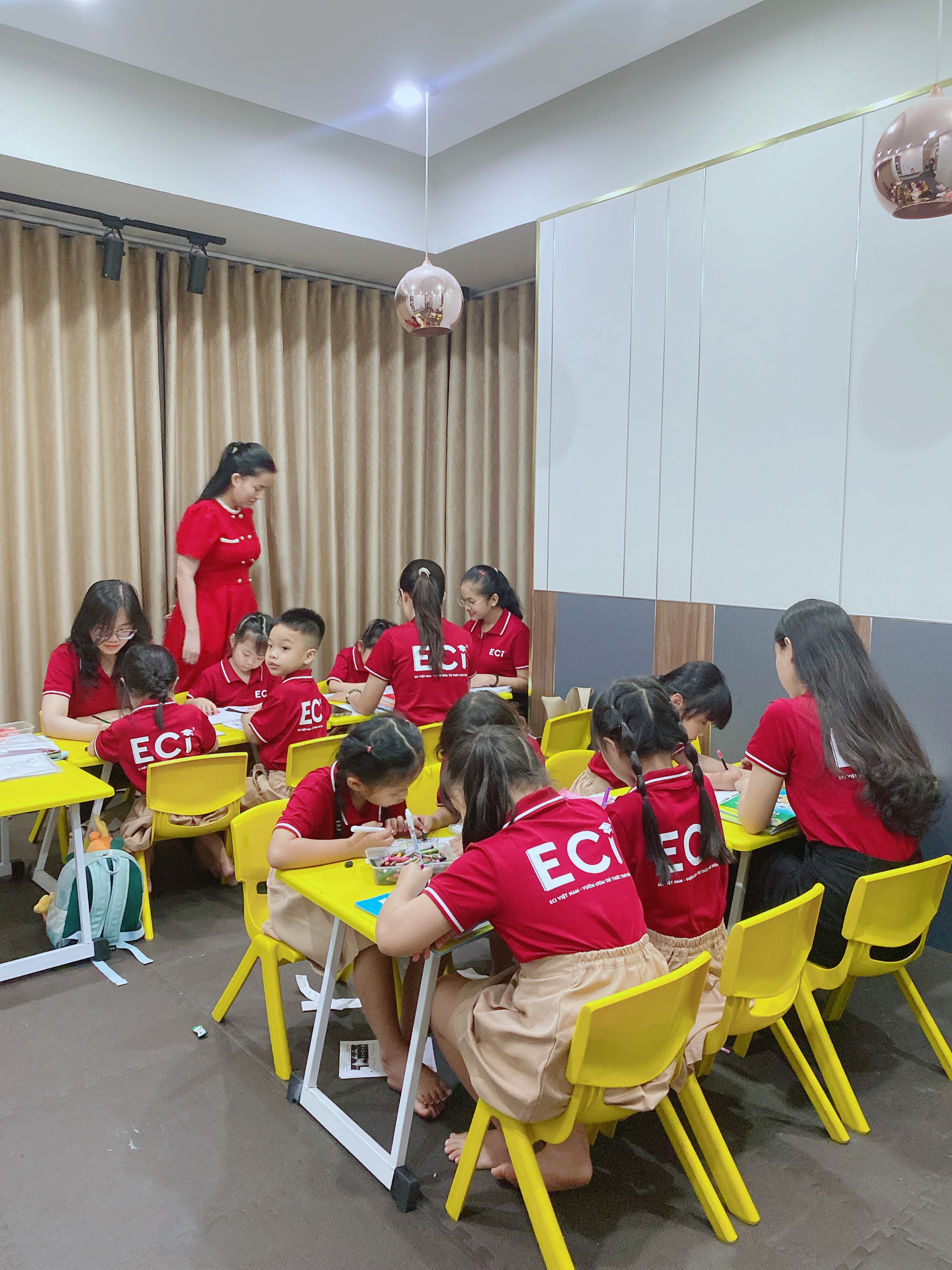 Các bé ca tối chăm chú học kèm cùng cô Hưng